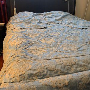 Queen comforter set